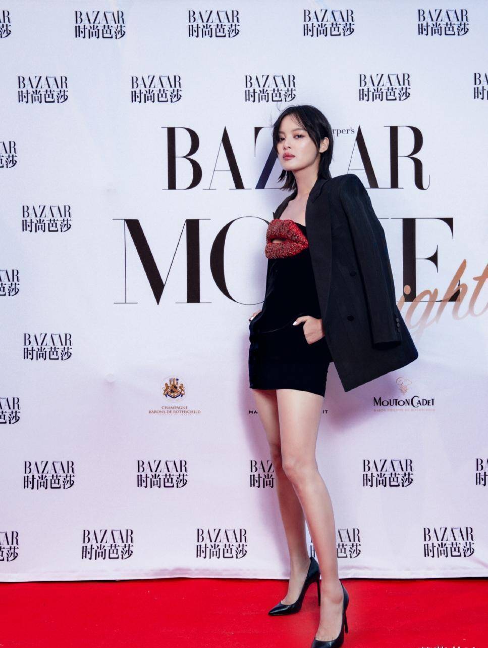 原创辛芷蕾凹造型用力过猛搭配挺好看但是皮裤却非常显胖