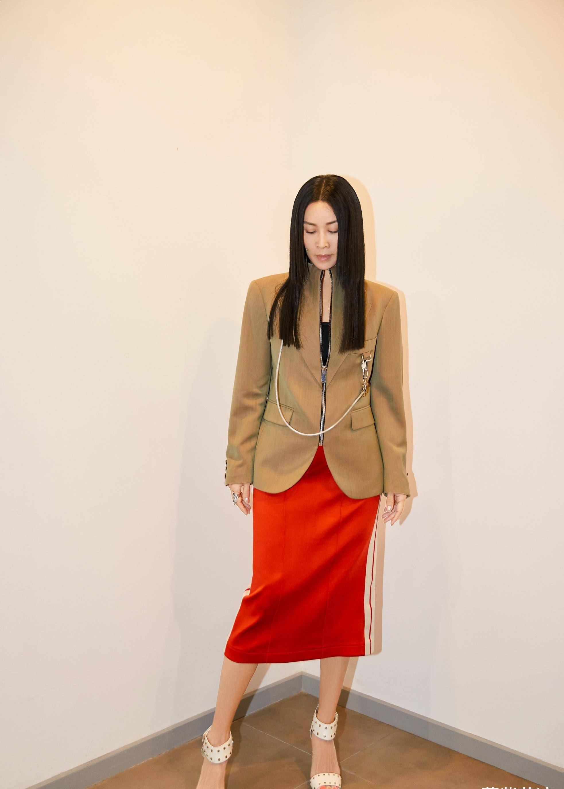 原创那英紧跟穿搭潮流尝试男友风和下衣失踪时尚又不失英气