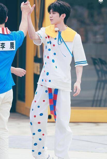 原创蔡徐坤穿童装录跑男有谁注意他脖子上戴的啥差点以为是围嘴