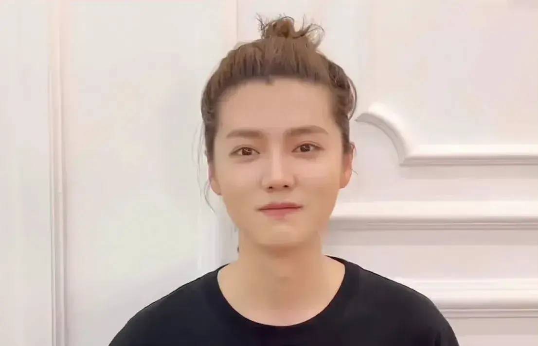 原创33岁鹿晗现身法令纹明显脸肿被嘲没牙齿网友越来越女人了