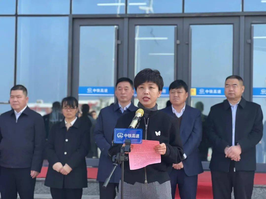 濮新高速运营管理处总经理覃克辉致辞镇党委副书记,镇长李宁致辞镇