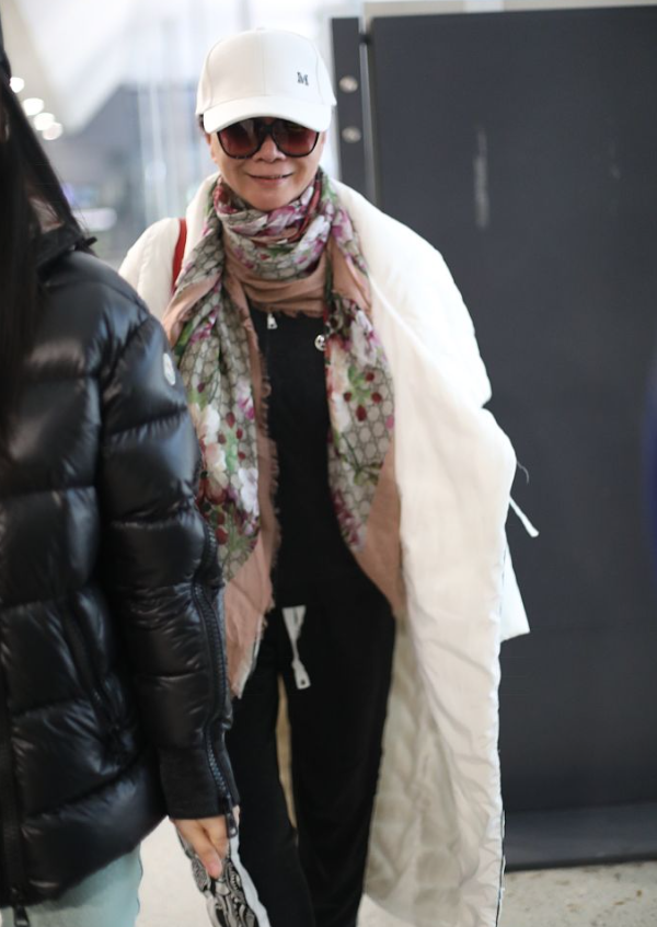 蔡明卸掉浓妆暴露真实一面皱纹横生身材佝偻和农家奶奶没区别