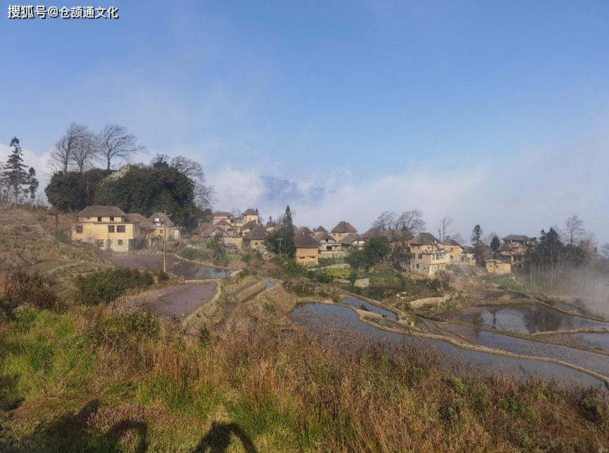 现有51栋挂牌传统民居,风貌古朴建筑平面呈方形,四坡草顶,脊短坡陡,因