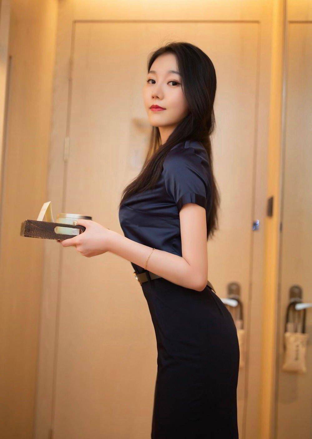 另外是否符合场合要求也是十分重要的,例如现代女性最常穿的职业着装