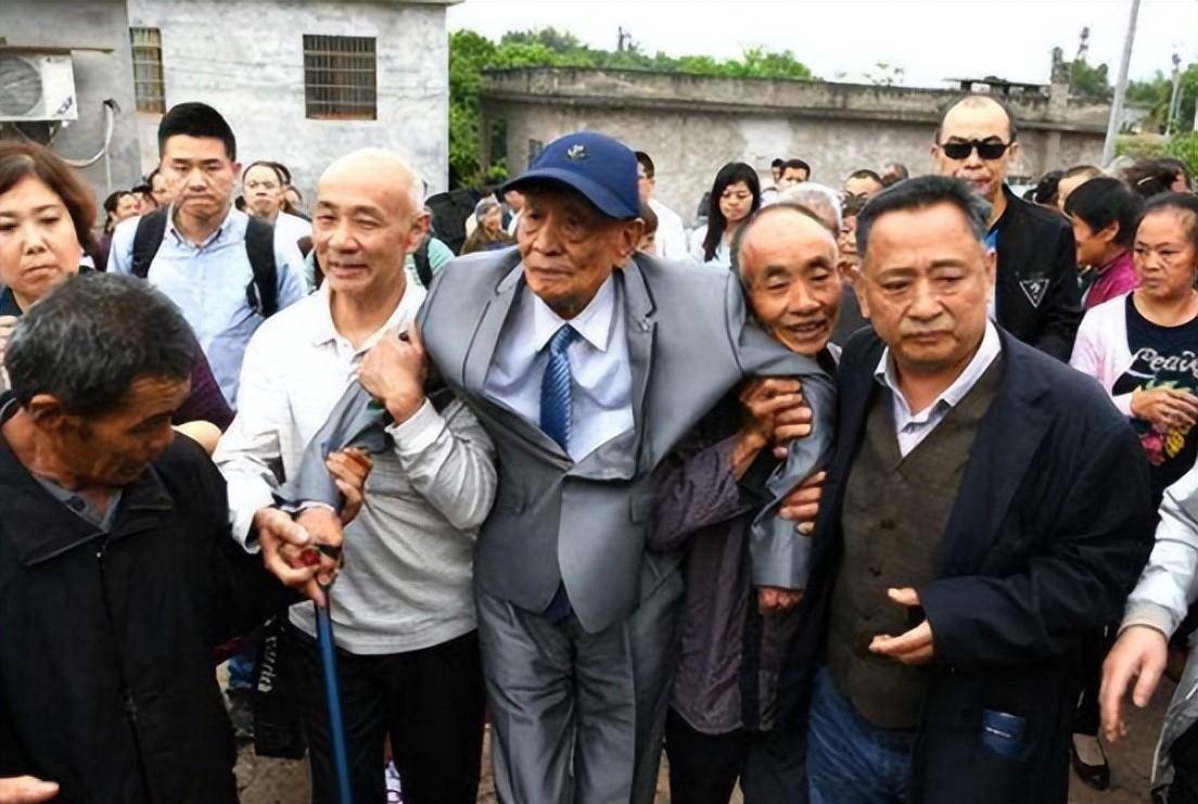1992年台湾老兵回老家探亲进村被人围住村民你不是早死了吗