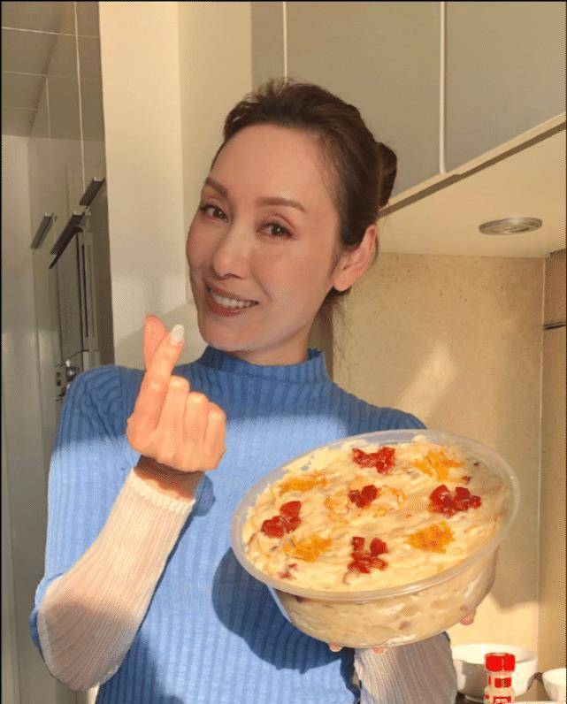 原创郭可盈亲自下厨做萝卜糕居家着装烹饪好贤惠手持成品比心超美