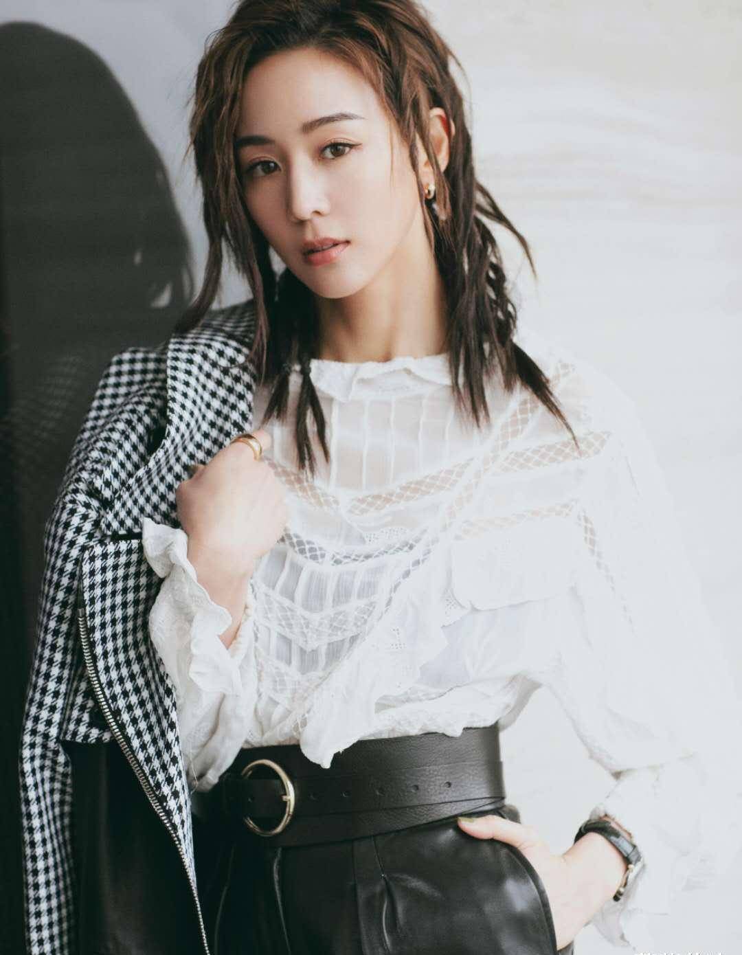 张钧甯短发神似蒋雯丽但穿黑白格外套像没脖子拍照角度太重要