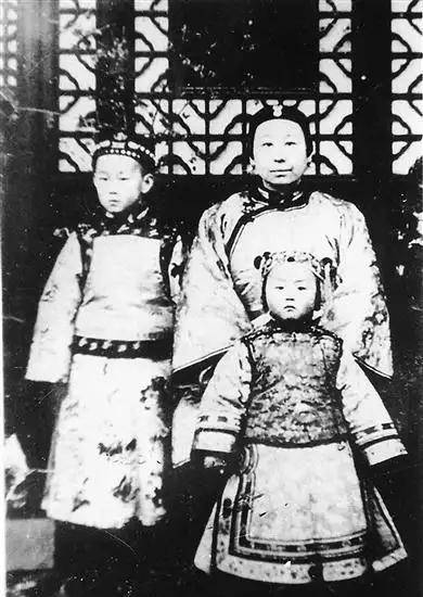 原创1888年李鸿章把22岁女儿嫁给老大臣谁知后代子孙中竟有名人