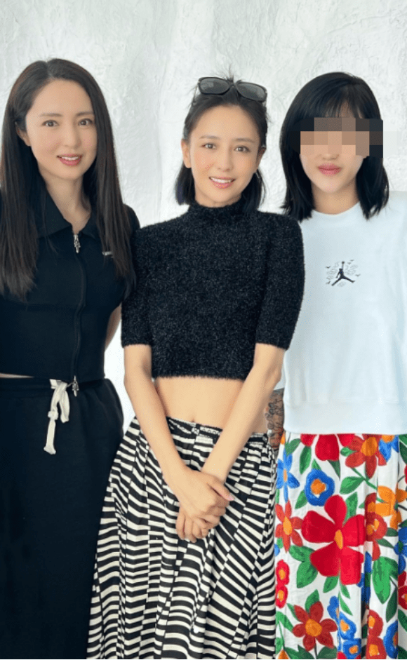 原创陈思诚给小女友庆生长相清纯和佟丽娅年轻时很像但气质差了点