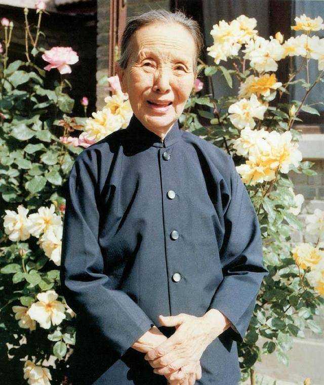 原创著名女作家冰心去世后为何孙子在她墓碑上写下枉为人表