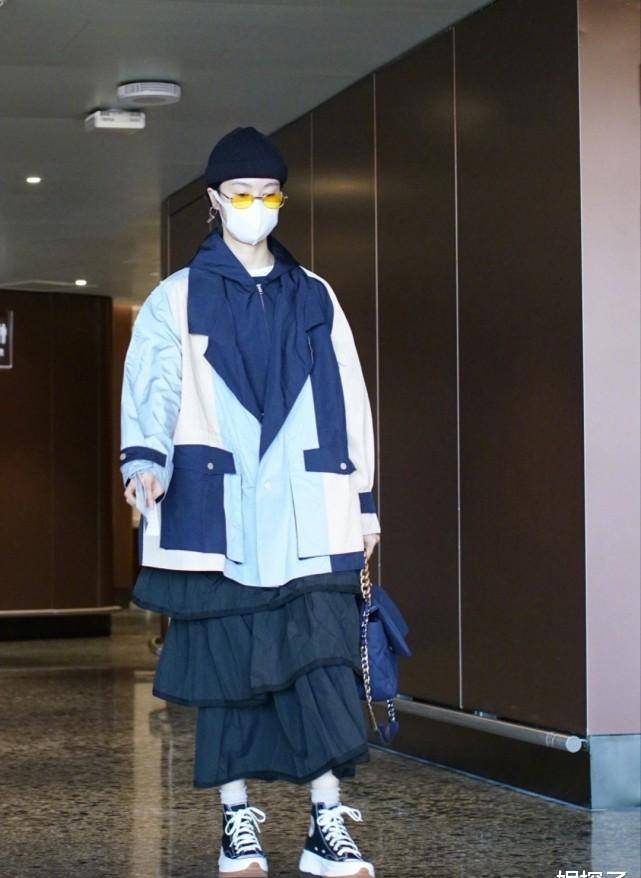 郁可唯现身机场,状态满满,穿搭风格真是越来越看不懂了!