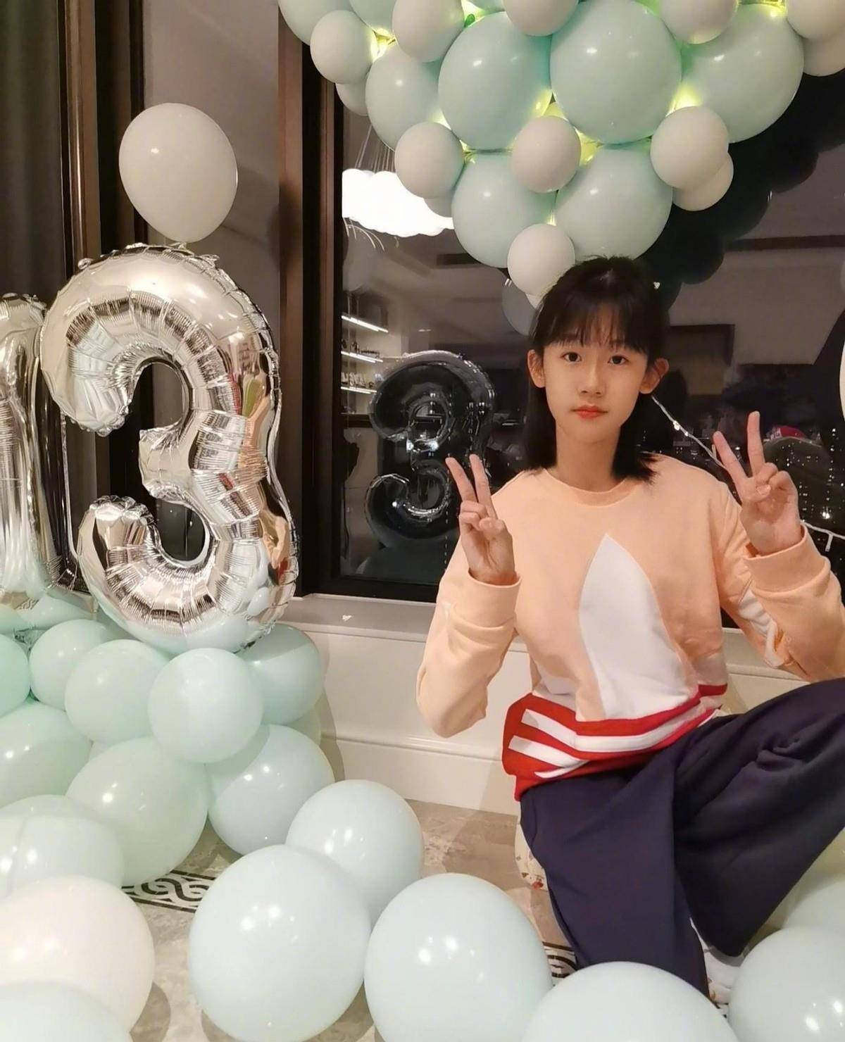 原创陆毅晒照为大女儿庆生长大了的贝儿更美了和爸爸长得真像