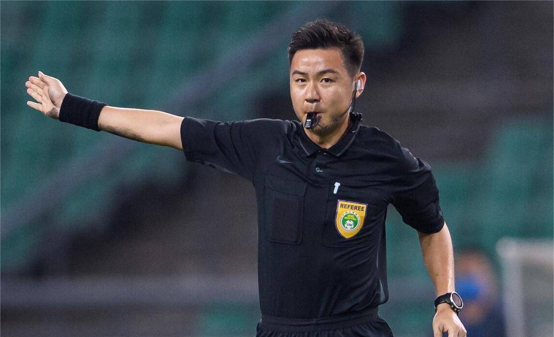 原创中甲黄翼主哨双狮对决熊星执法双龙之争唐顺齐吹云南对南京