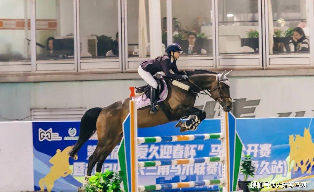 图:吴晶晶与搭档"giva"来自上海青青马术俱乐部的杜伊彬策骑"jawazaki