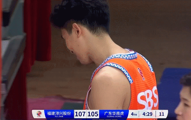 原创cba现场搞笑事件裁判临时改判周琦避罚疑诈伤邹阳无奈苦笑