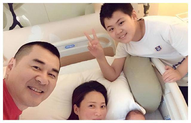 啊,听说蒋勤勤和男子陈建斌的爱情故事好甜蜜哦!
