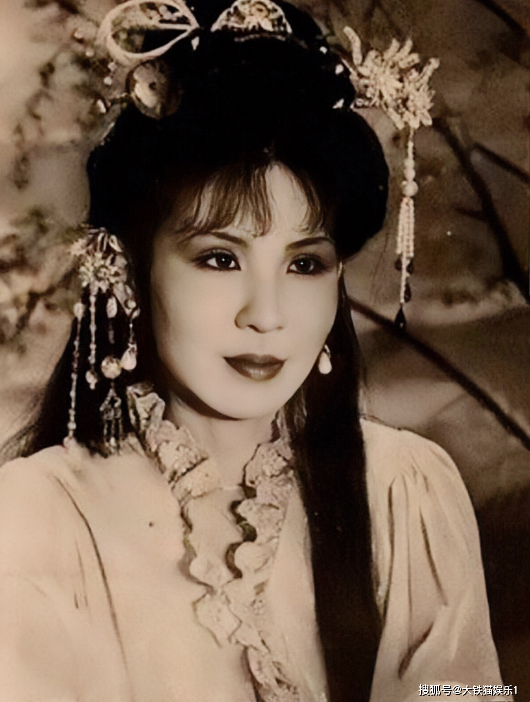 上的年龄来算,二十出头她就演了《桃花传奇》的女主角张洁洁和张云云