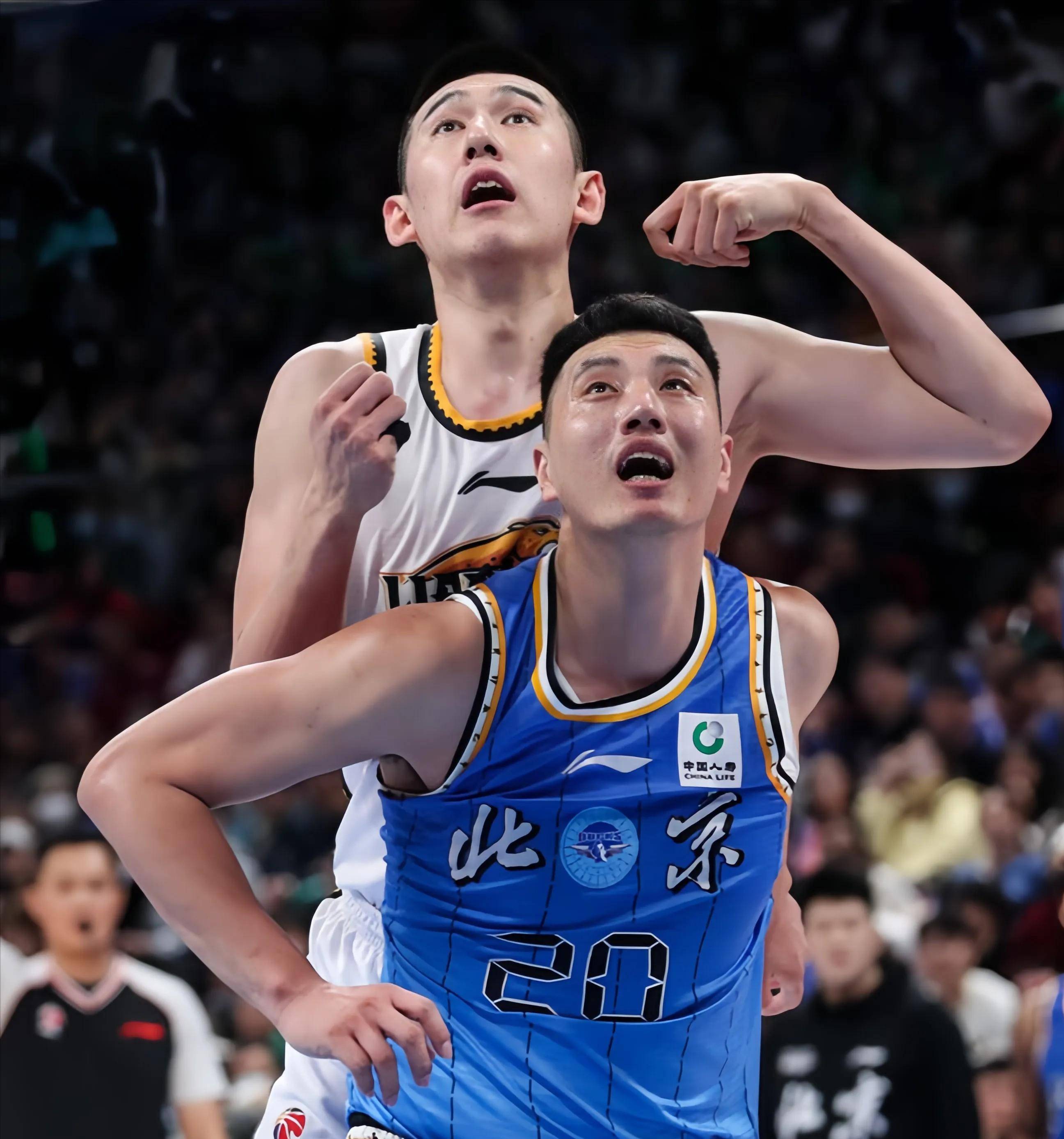 原创好消息亚当斯已抵达国内今天到沈阳和辽篮会合杨鸣疯狂比心