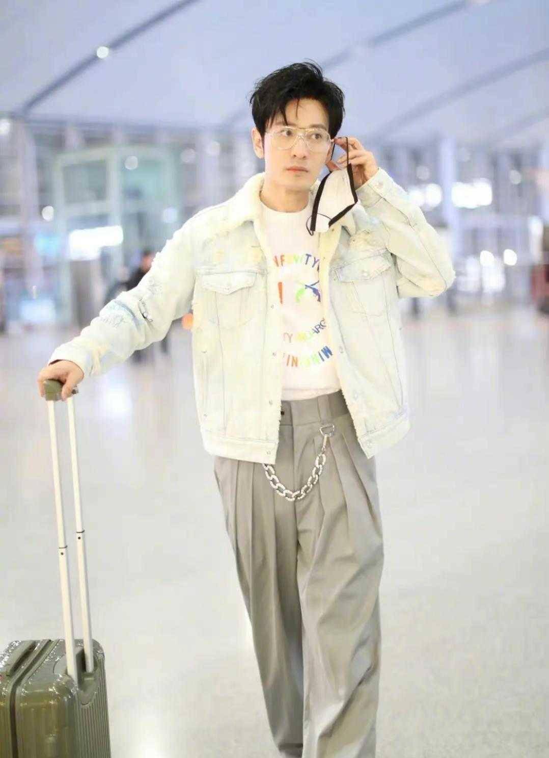 黄晓明暴瘦20斤走机场牛仔外套配西装裤混搭好洋气像小鲜肉