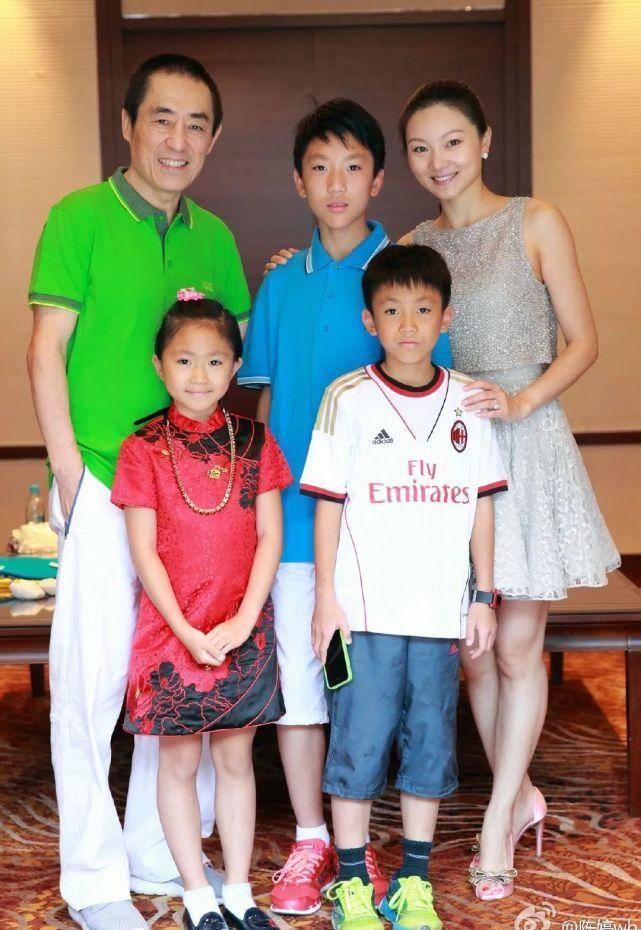 在个人简介里只有五个字:张艺谋妻子