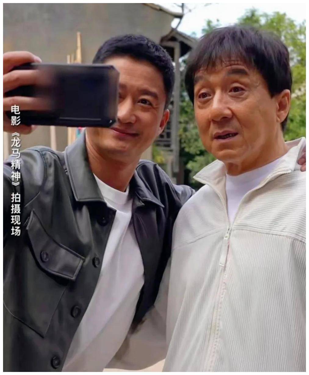 70岁成龙出席活动老太多头发胡子全白了几天前好友刚去世