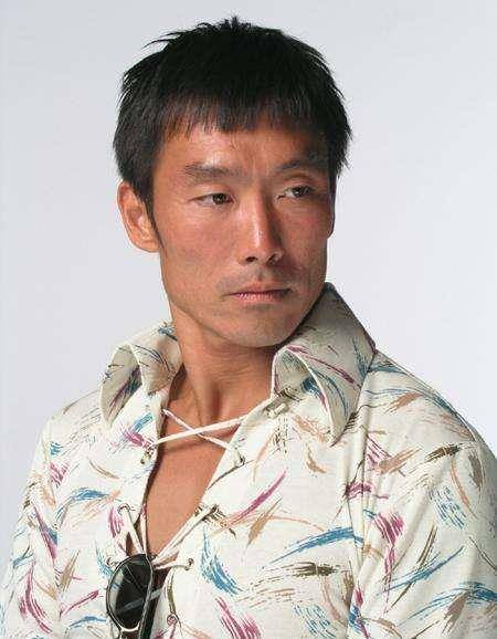 郑浩南长相不够英俊,但是脸部线条硬朗,浑身都是鼓鼓的肌肉,算得上"老