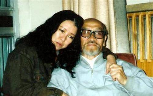 原创三毛生前最后的照片笑容灿烂眼神却充满忧郁4个月后在医院上吊