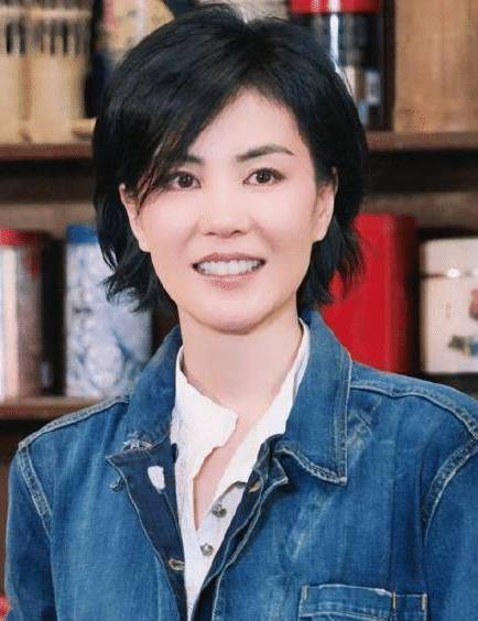 原创51岁王菲不服老素颜皮肤依旧紧致自曝26年护肤方法简单实用