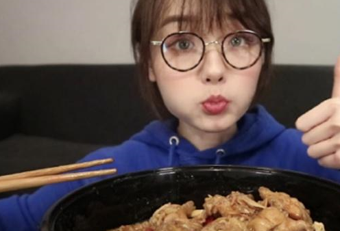 中国最有名的大胃王朵一7分钟吃15桶火鸡面她饭量比男人还大