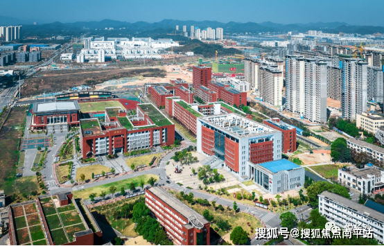 该学校由师大专业教学监督,湖南师大教授担任副校长,并参与教学,师资