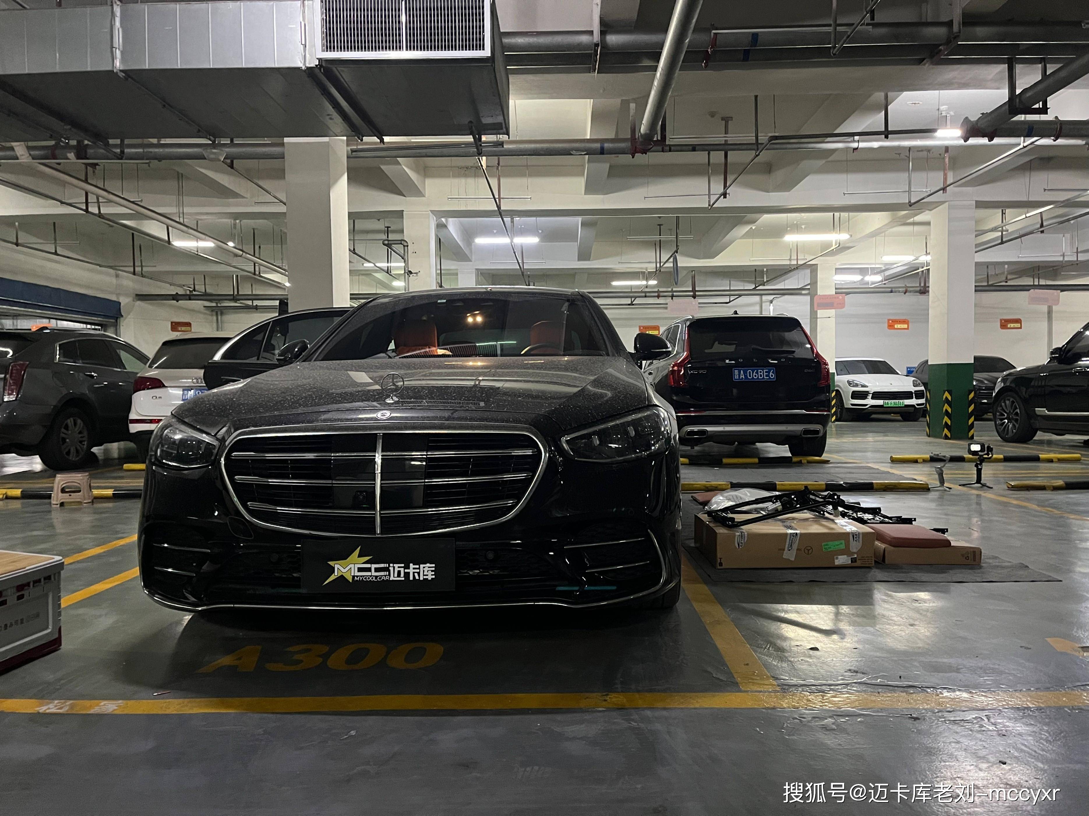 奔驰s450老板位的舒适享受,升级一键躺,桃木方向盘,旋转高音等_搜狐
