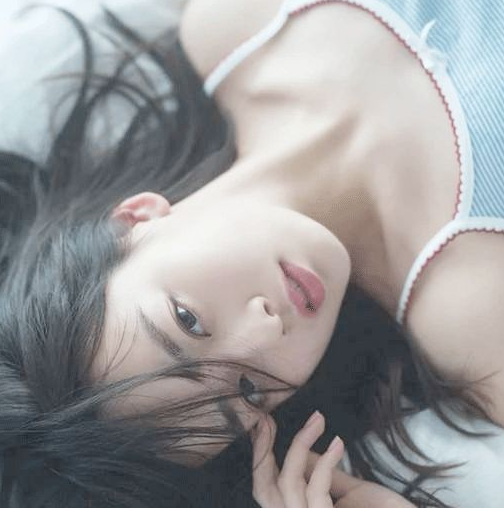 年末还和歌坛大前辈乡广美登上了红白歌会,相当于中国舞社跳了《冬天