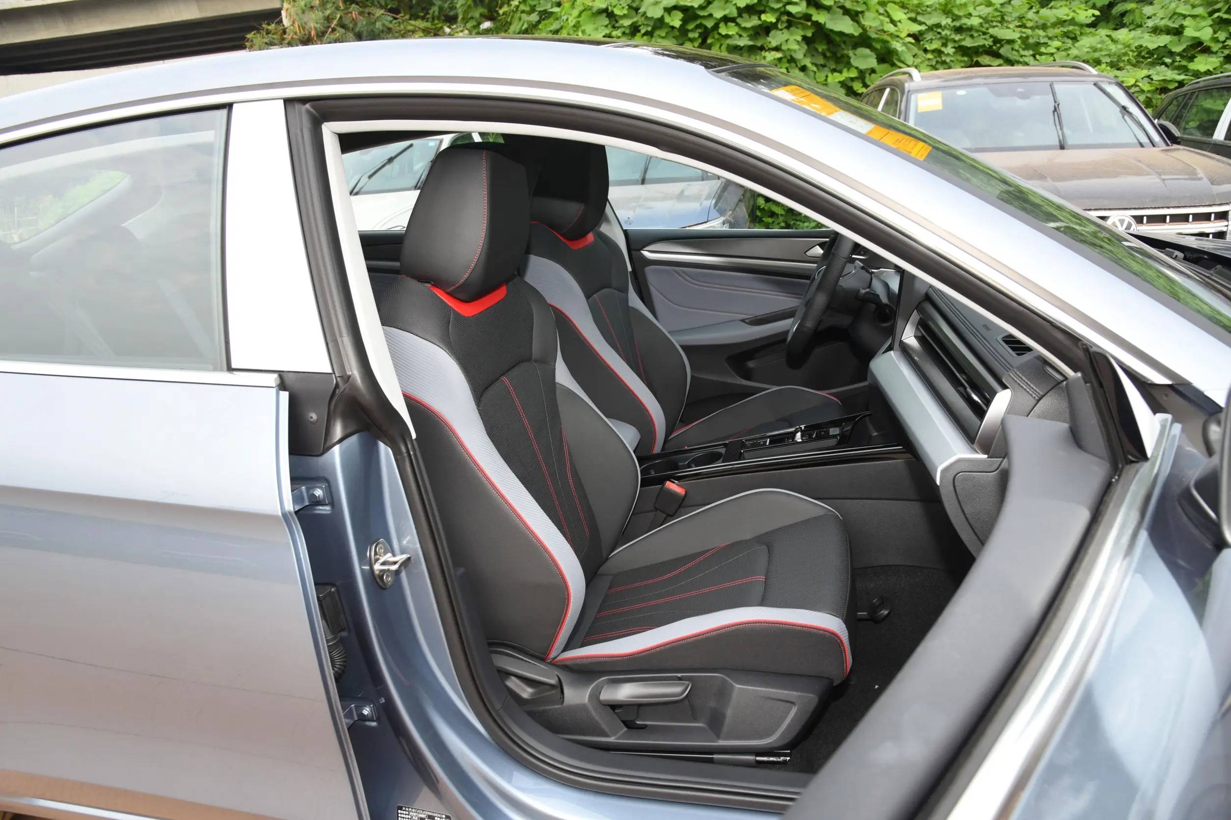 另外,大众凌渡l还配备了贝壳式运动座椅,这款座椅的特点就是整体对