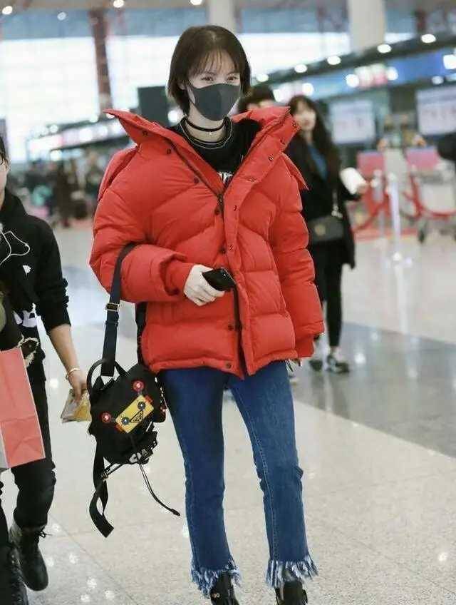 李小璐的衣品太好了穿红色羽绒服配小脚裤走机场清纯又时髦