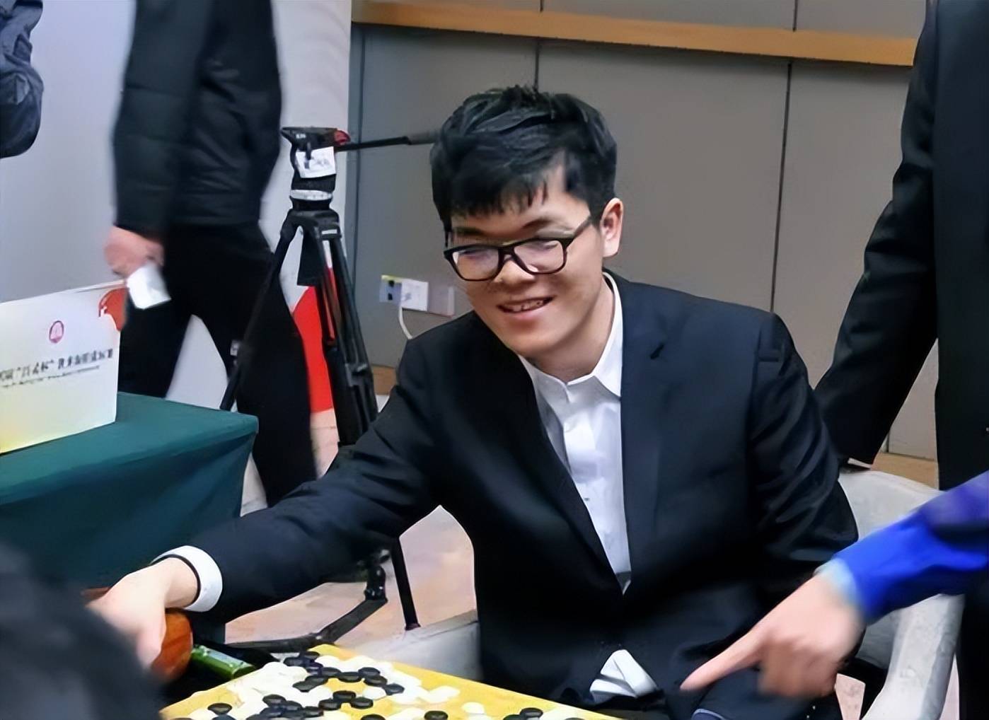 柯洁,重夺翘楚之位,椎骨疗伤,杀世冠闯8强,斩第一人夺冠!