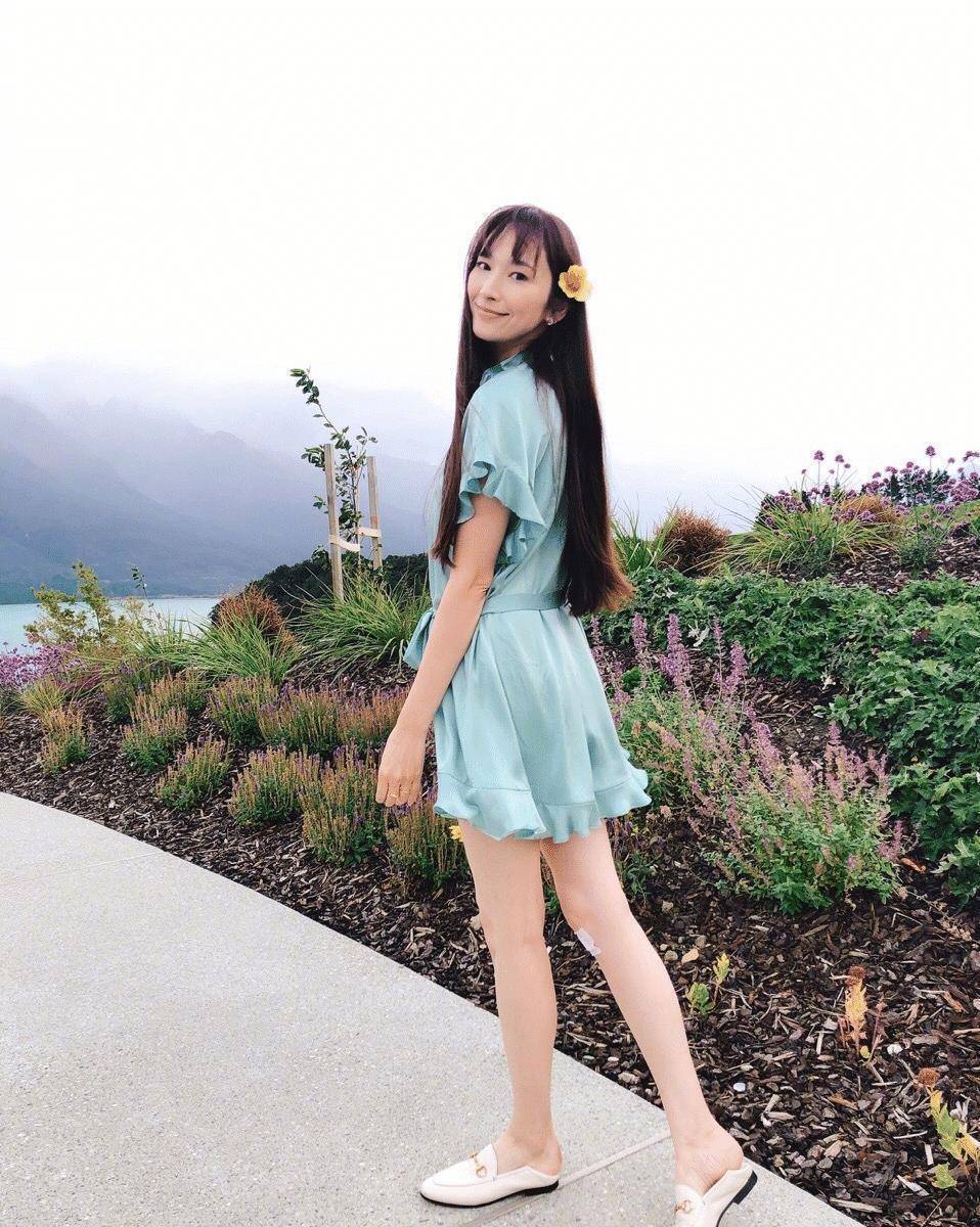 吴佩慈也太撑了吧吊带裙故意穿小号勒出饱满曲线好任性