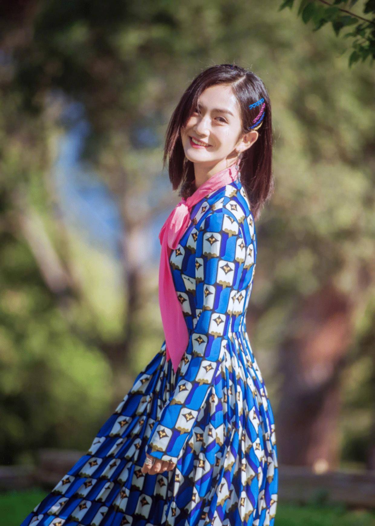 原创谢娜终于时尚一回穿格纹吊带裙叠穿粉色毛衣小白靴时髦爆了