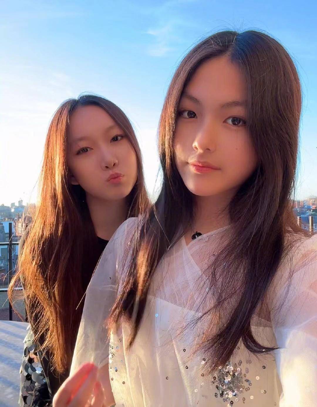 原创王诗龄晒与英国同学的合照校服配黑长直气质一绝越长大越漂亮
