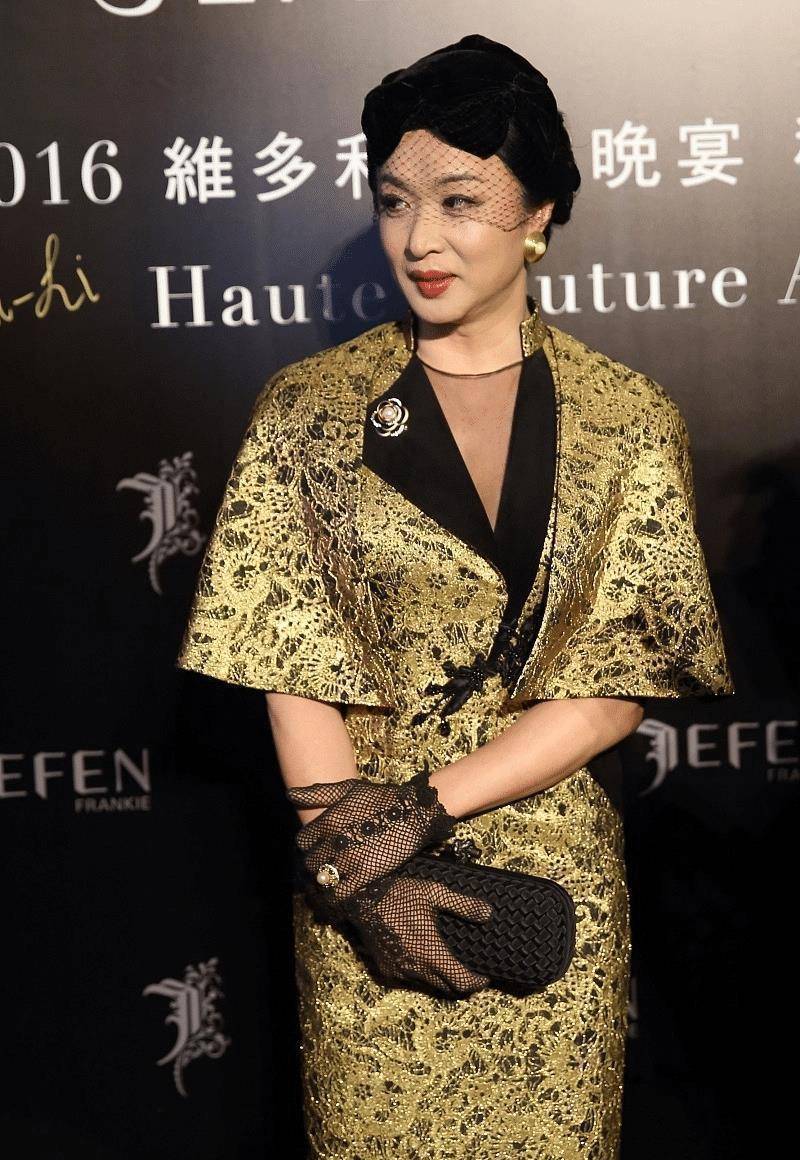 金星化身优雅贵妇穿金色旗袍配蕾丝礼帽渔网手套好高贵