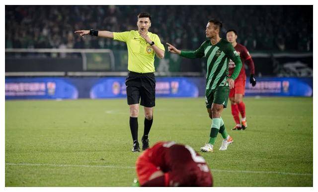 原创中国足球裁判首次打开天窗显现新风貌引人瞩目