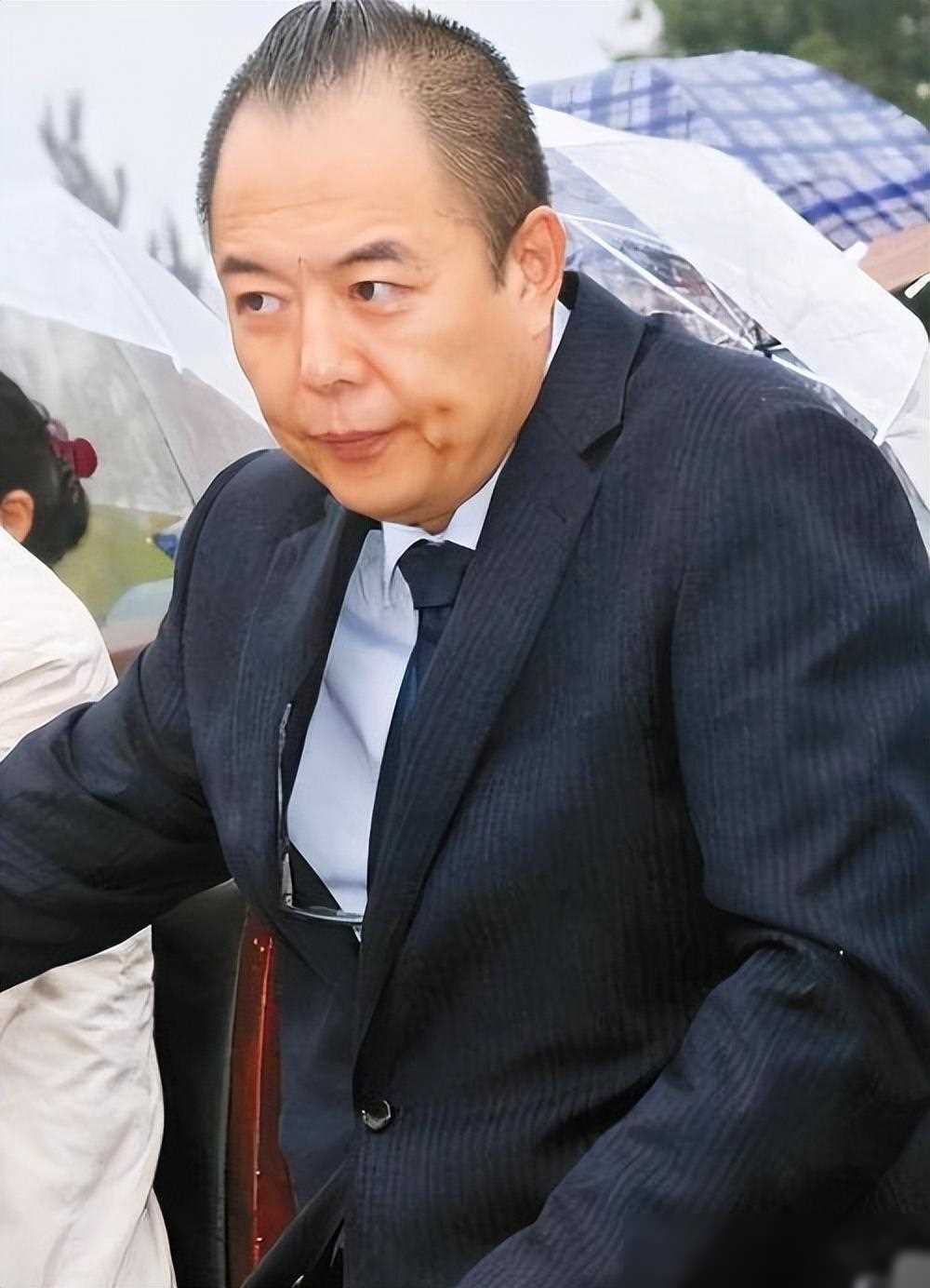 原创善恶终有报张铁林六十多岁坐在轮椅上晚年活成了一个笑话