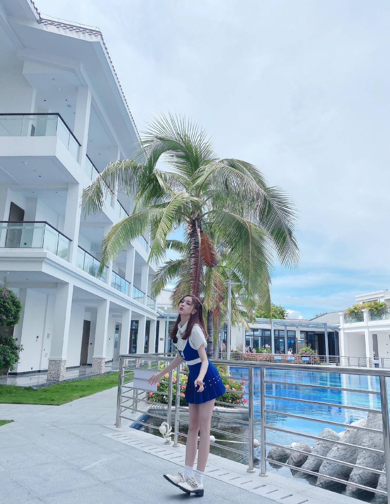 吴宣仪身穿蓝色短裙套装清纯可爱小公主双马尾活泼俏皮