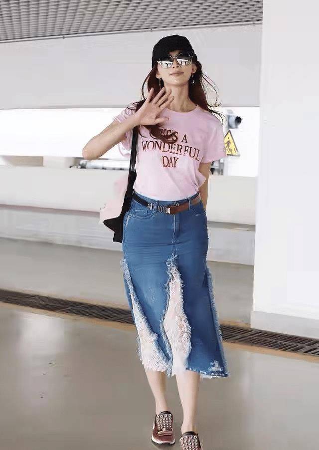 原创林志玲终于翻车了穿包臀牛仔裙硬塞进去暴露假胯显胖10斤不止