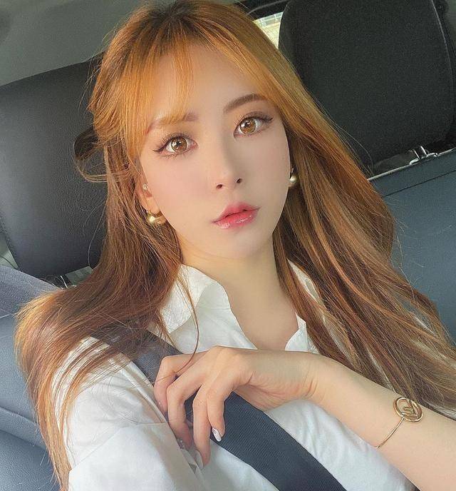 26岁车模小姐姐,"葫芦型"身材惹人羡慕,或是这项运动的功劳