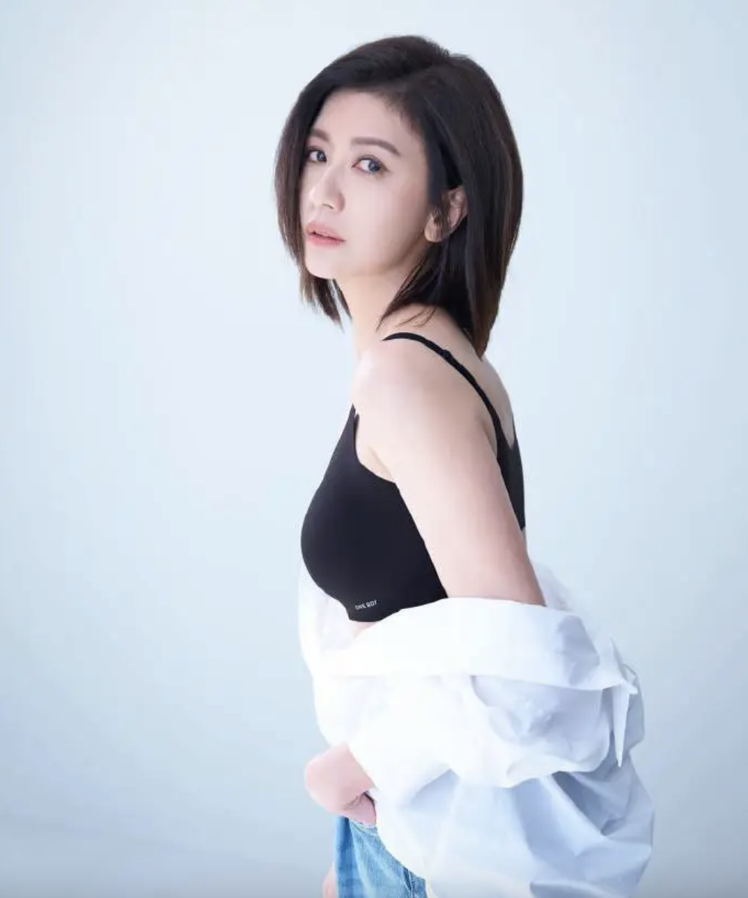 贾静雯拍内衣广告引热议!给黄磊发暧昧短信,被婆家逼做亲子鉴定