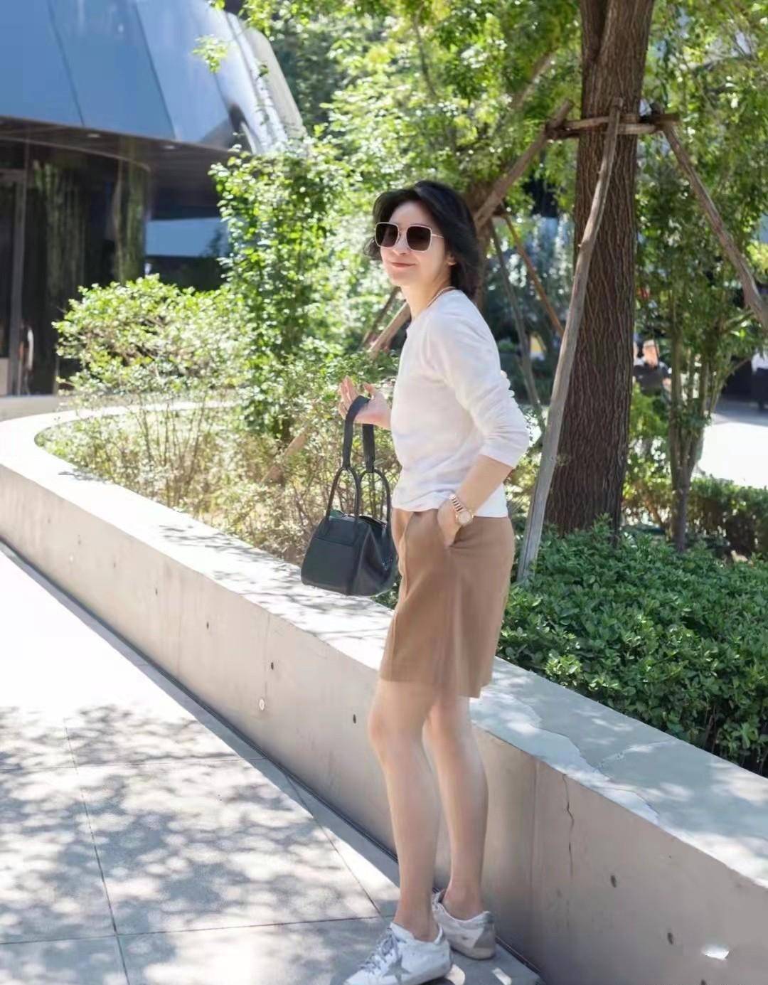 50岁女人可以露腿吗?看看素人博主的穿搭,不仅高级还减龄