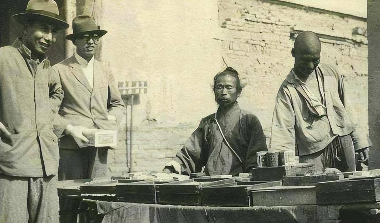 原创仇庆云民国算命奇人以盲人摸骨闻名助手揭秘摸骨真相