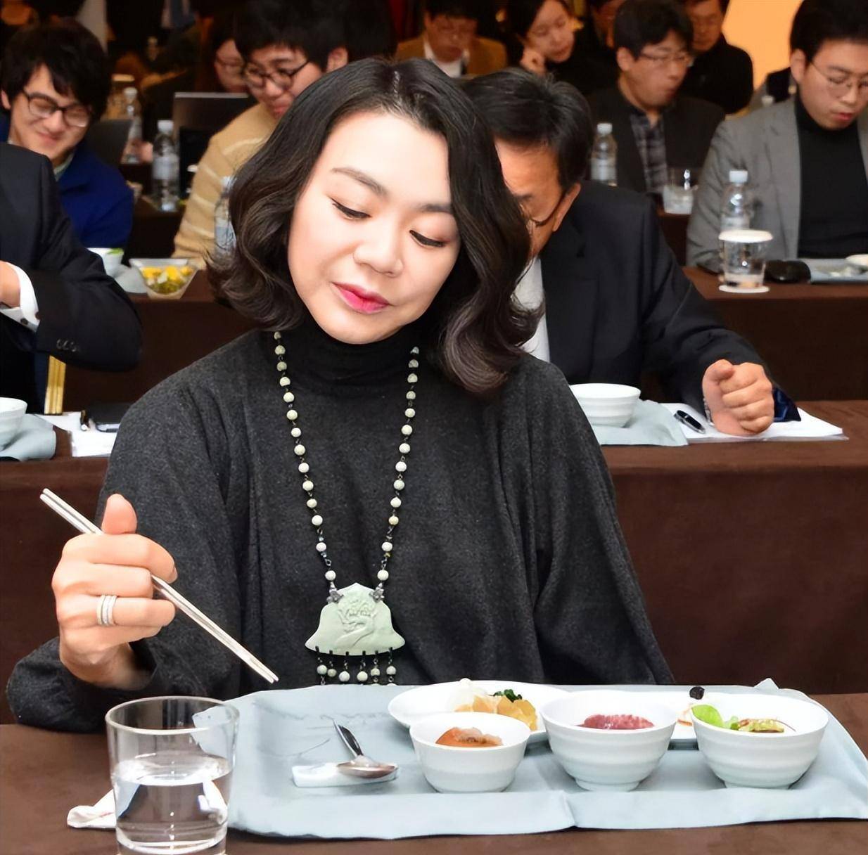 原创恶魔千金赵显娥打骂佣人家暴老公因一袋坚果让飞机返航