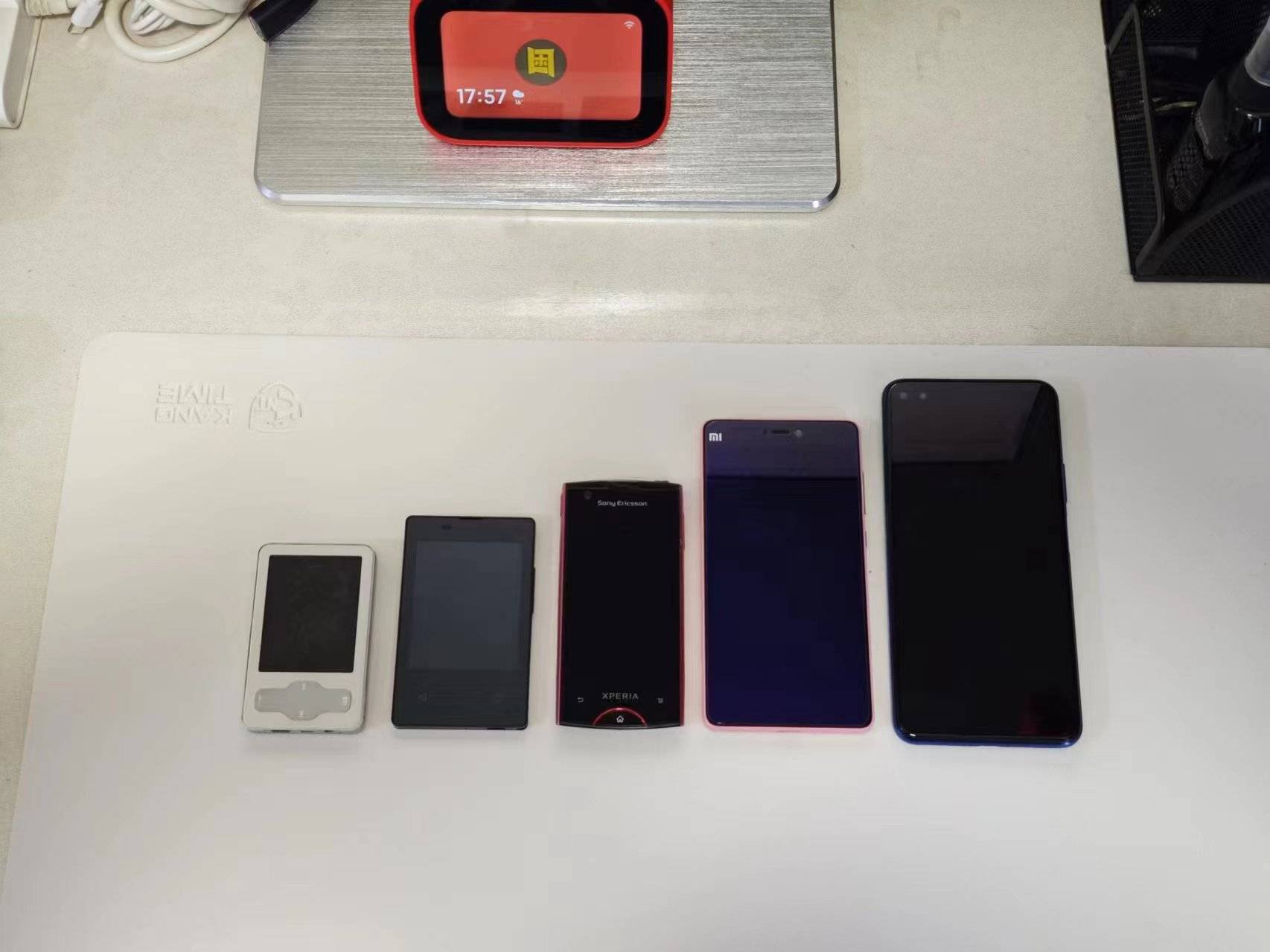 如果你还没有概念,我就不卖关子了,上图左二就是京瓷ky-01l,只比魅族