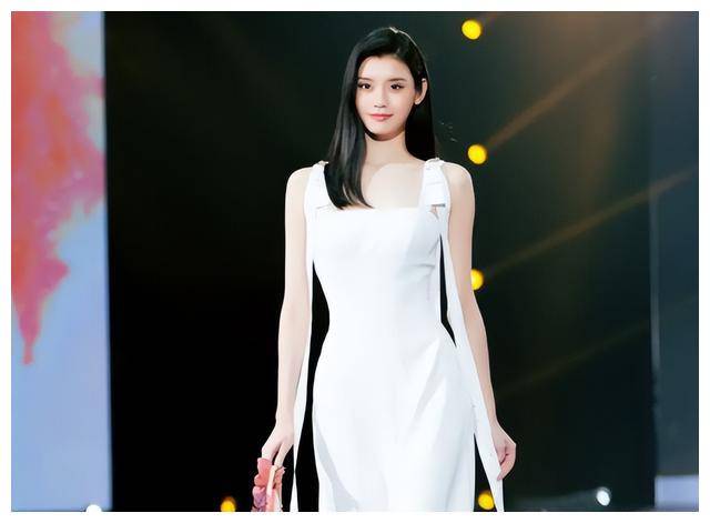 即便是国际超模奚梦瑶,也曾表示自己的身体和精神都经受了巨大磨炼,以